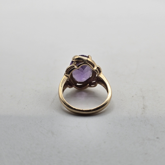 7.5 14k Gold and Purple Amethist Ring - Picture 5 of 8